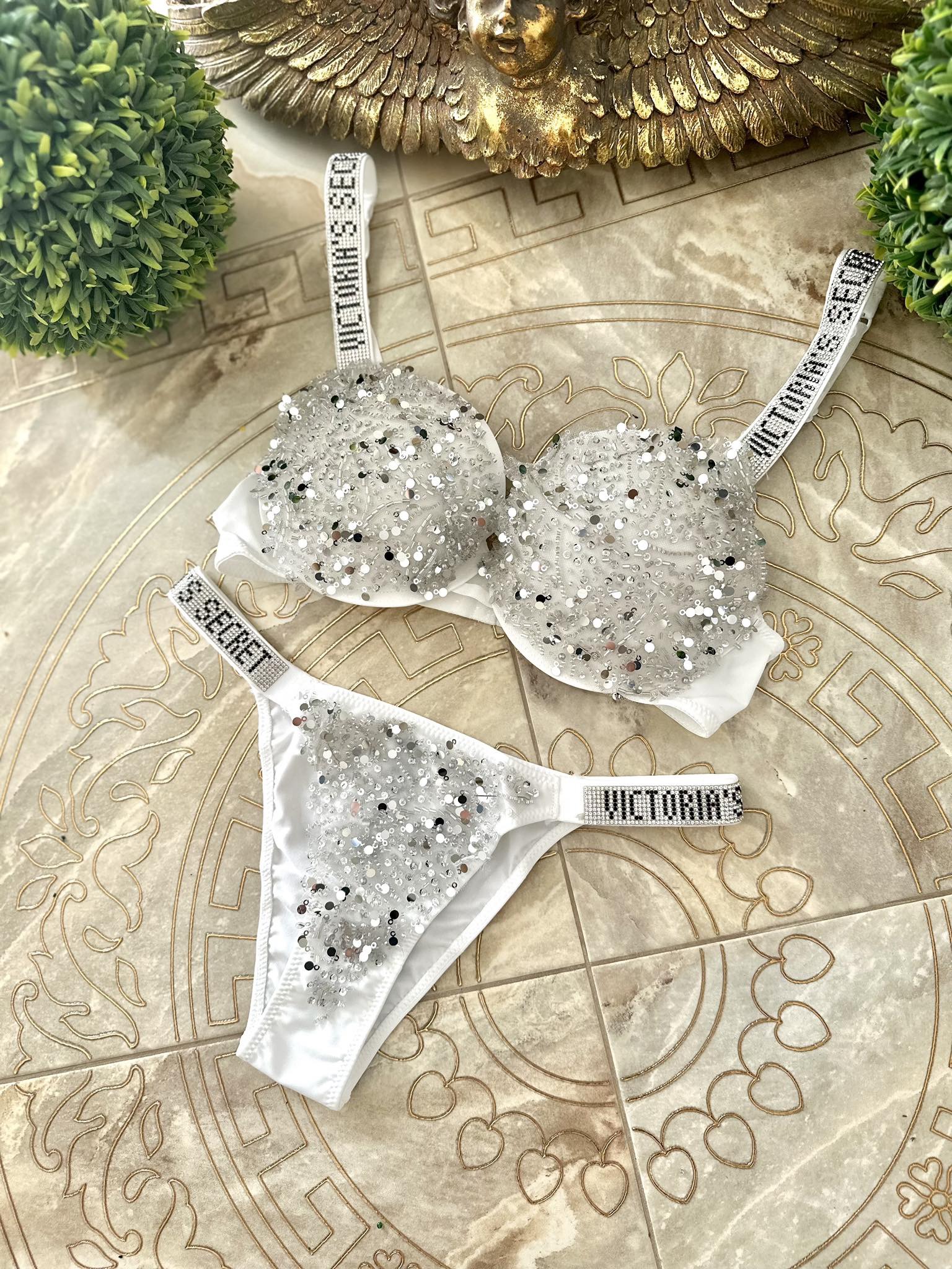 Prabangus bikinis VS "white"